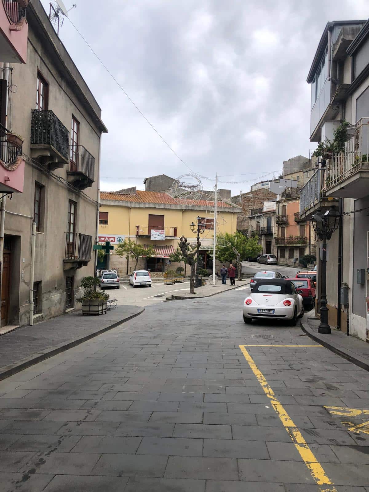Aggiunta di immobili a NextCasa, agenzia immobiliare a Napoli, con visione di strada urbana con parcheggi, negozi e palazzi storici, esempio di contesto cittadino e architettura mediterranea in Italia.
