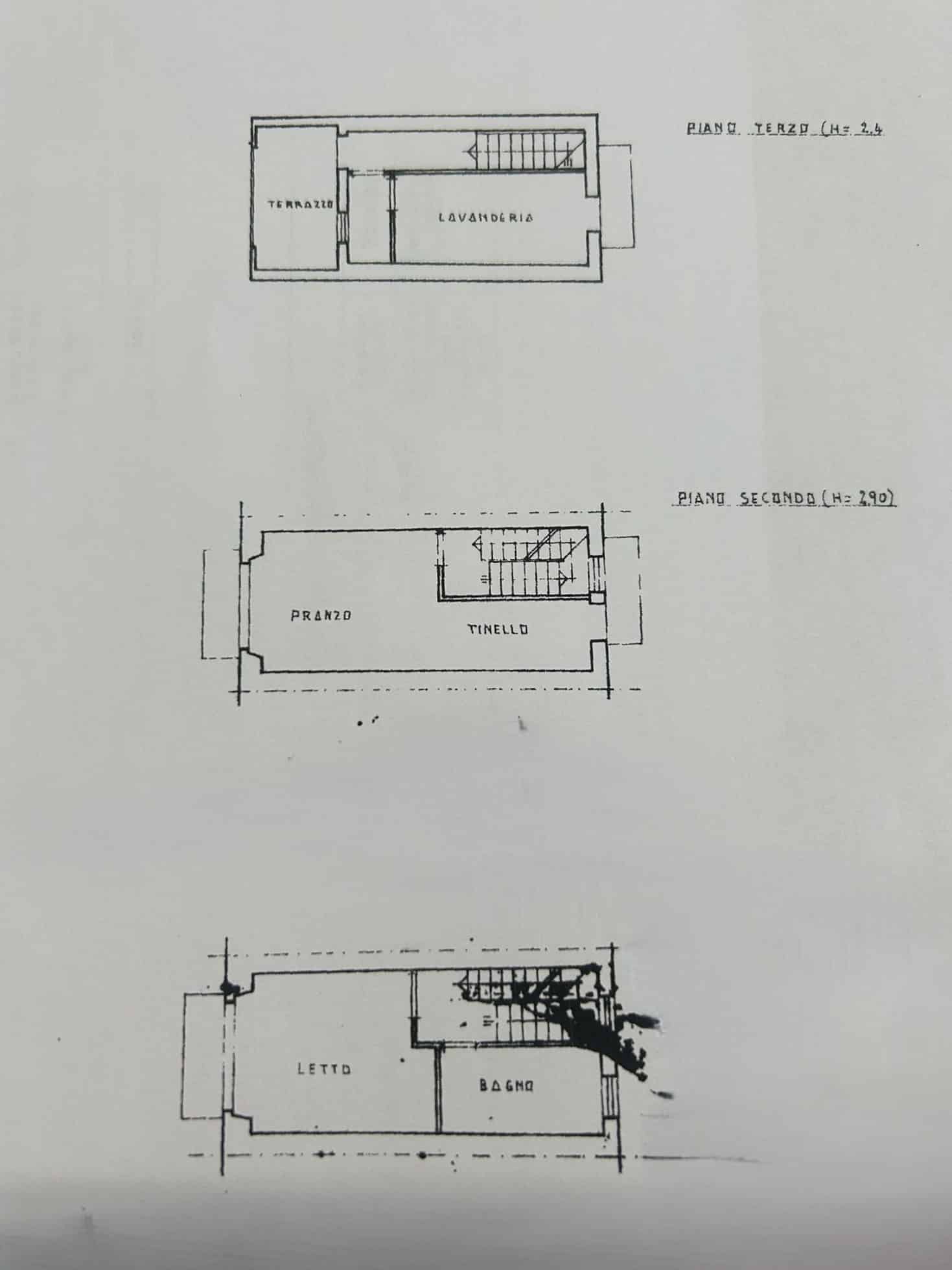 Planimetria residenziale di una casa con tre piani, evidenziando distribuzione di stanze, terrazzi e normale presenza di scale. Design funzionale e ottimale sfruttamento degli spazi abitativi.