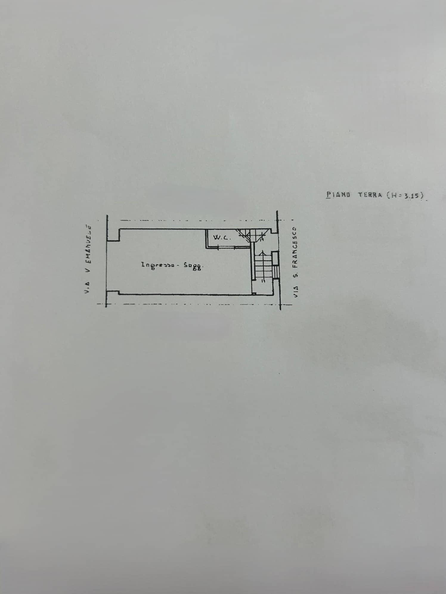 Pianta di un piano terra di un immobile residenziale, con ingresso, soggiorno, WC e scala, disegnata con linee semplici e annotazioni in italiano. Ideale per visualizzare l'organizzazione degli spazi abitativi.