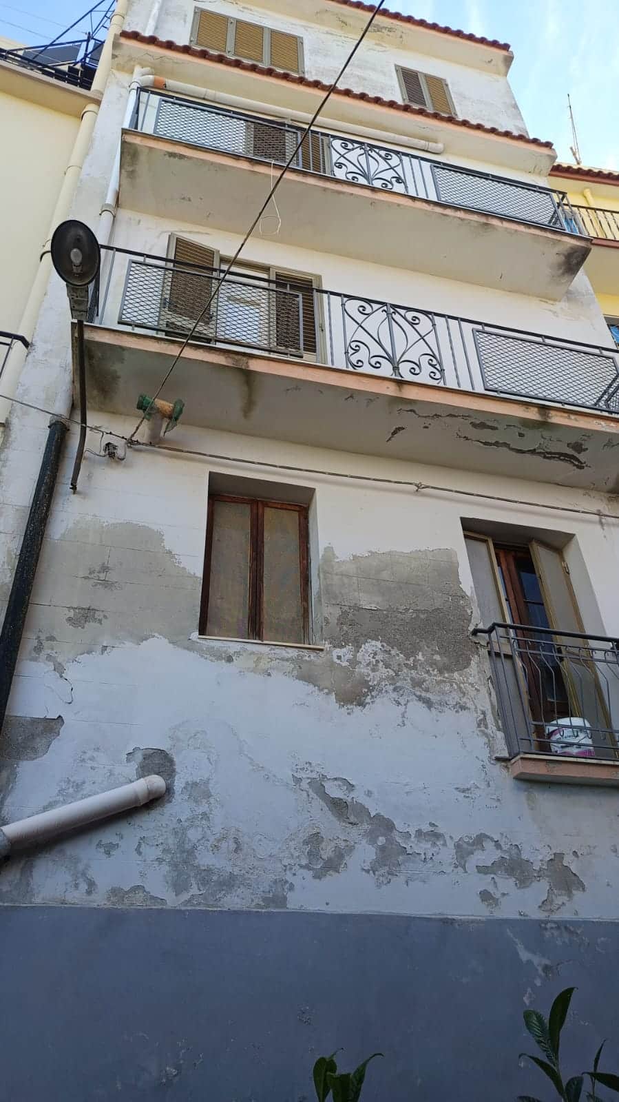 Appartamento con balconi in zona centrale, esposizione luminosa e vista panoramica, struttura in buono stato con possibilità di ristrutturazione, adatto per investimento immobiliare.