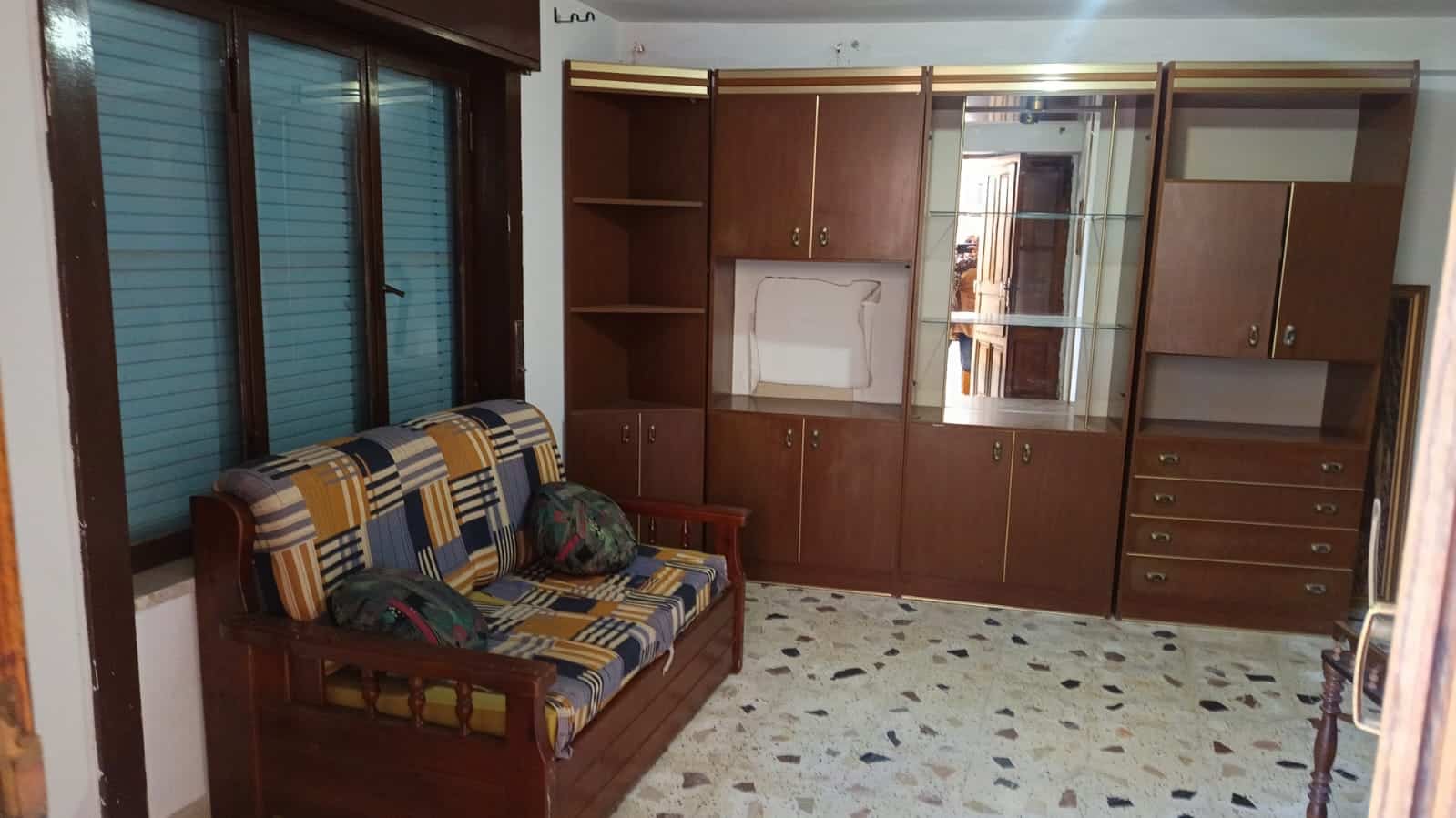 Lavagna in legno con ante e ripiani per arredamento soggiorno casa NextCasa.