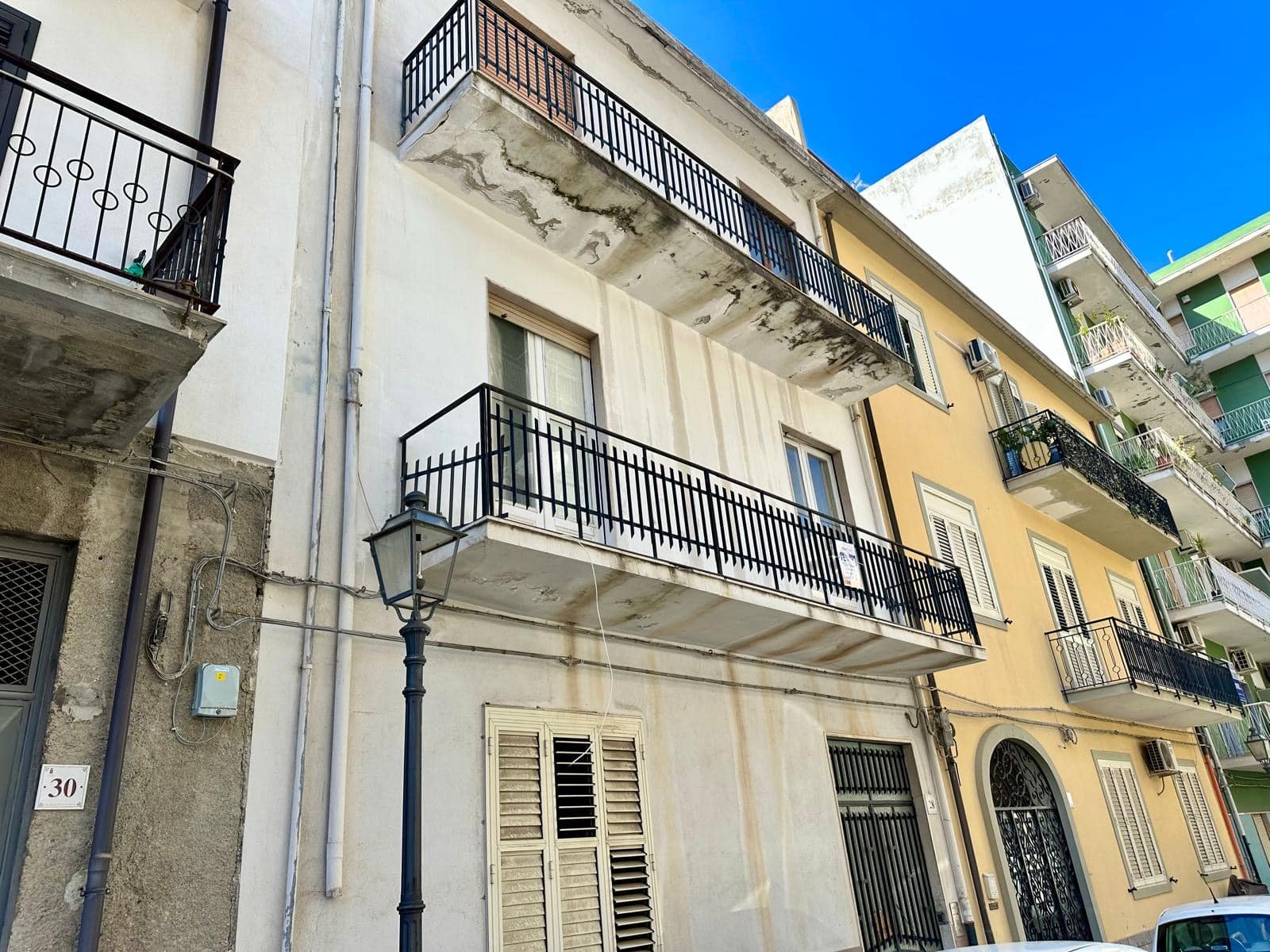 Vicinanza di appartamenti in vendita o affitto con balconi, terrazze e finestre in un condominio urbano a Napoli, con dettagli di facciata e infrastrutture di servizio.
