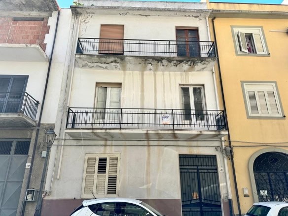 Filo immagine: edificio-residenziale-trilocale-esterno.
