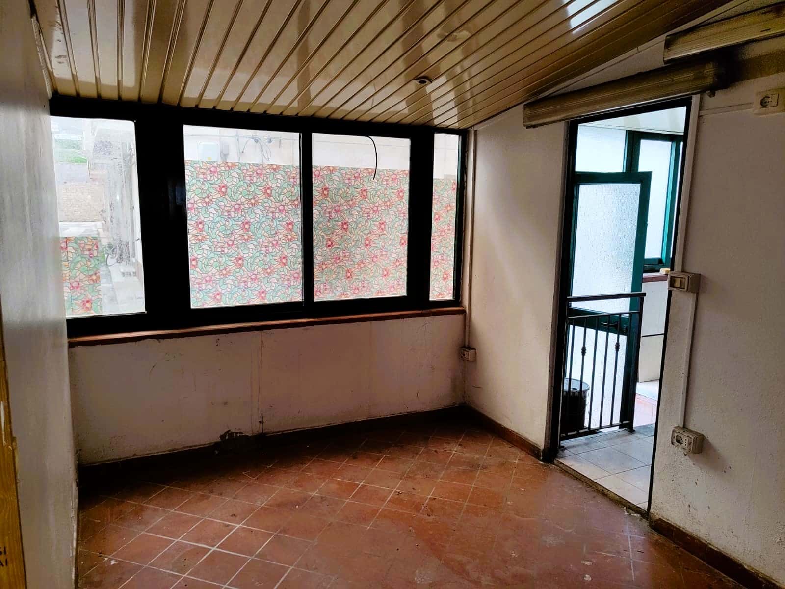 Appartamento con balcone e ampie finestre, ideale per affitti brevi a Milano, vista urbana, interni luminosi e spazio abitabile funzionale.