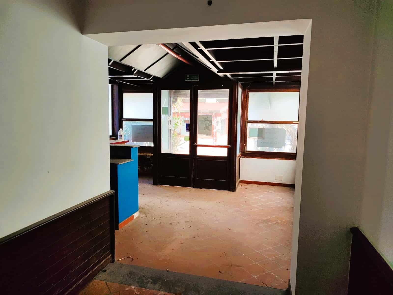 Vani commerciali con grandi finestre e ingressi in vetro, ideale per attività di negozi o uffici, con illuminazione naturale e interni spaziosi, pronto per personalizzazione e arredo.