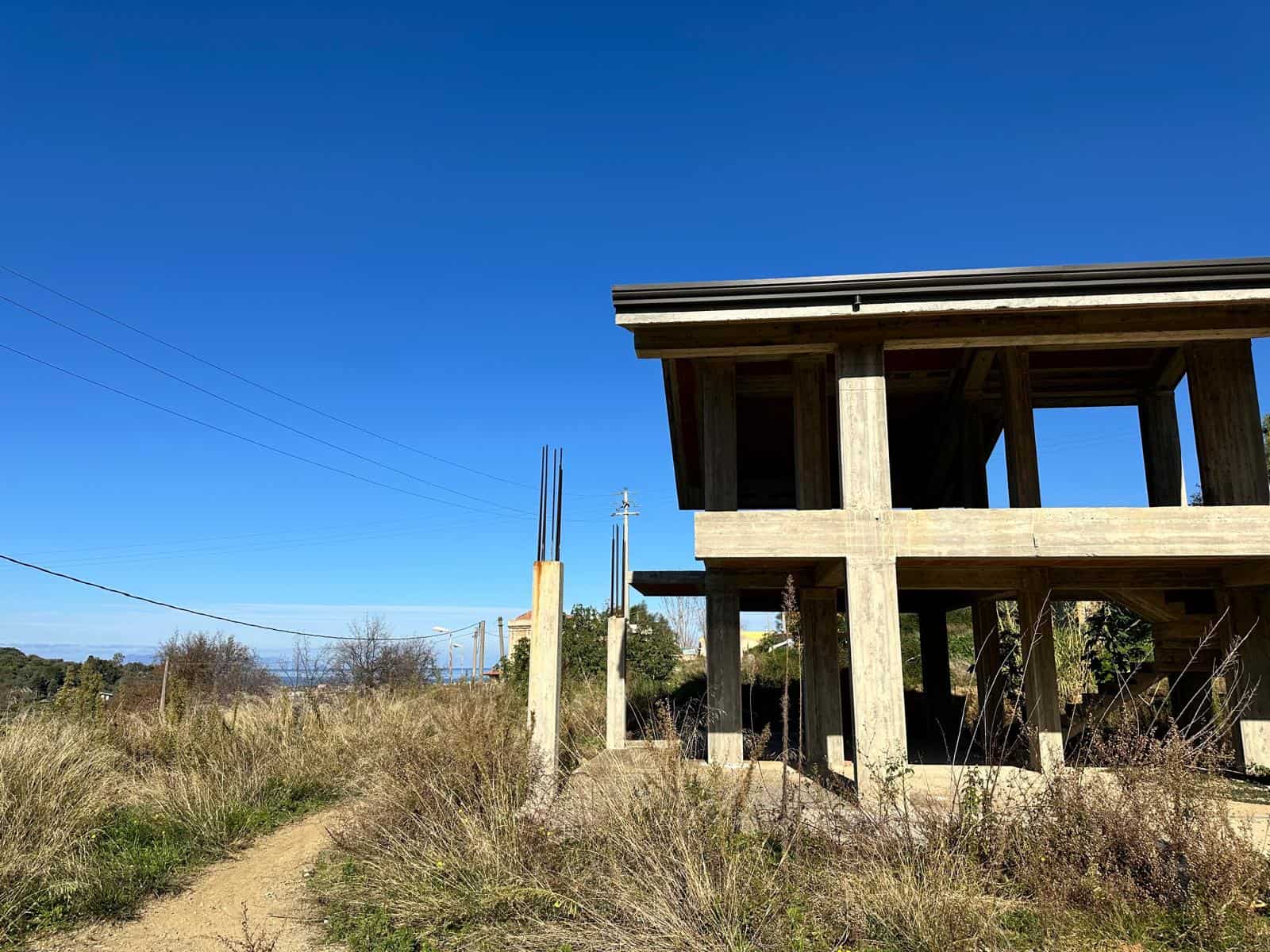 Sperduto in costruzione con struttura in cemento armato, immerso nel verde e con vista mare, pronto per essere completato con la realizzazione di interni ed esterni, situato in zona tranquilla e panoramica.