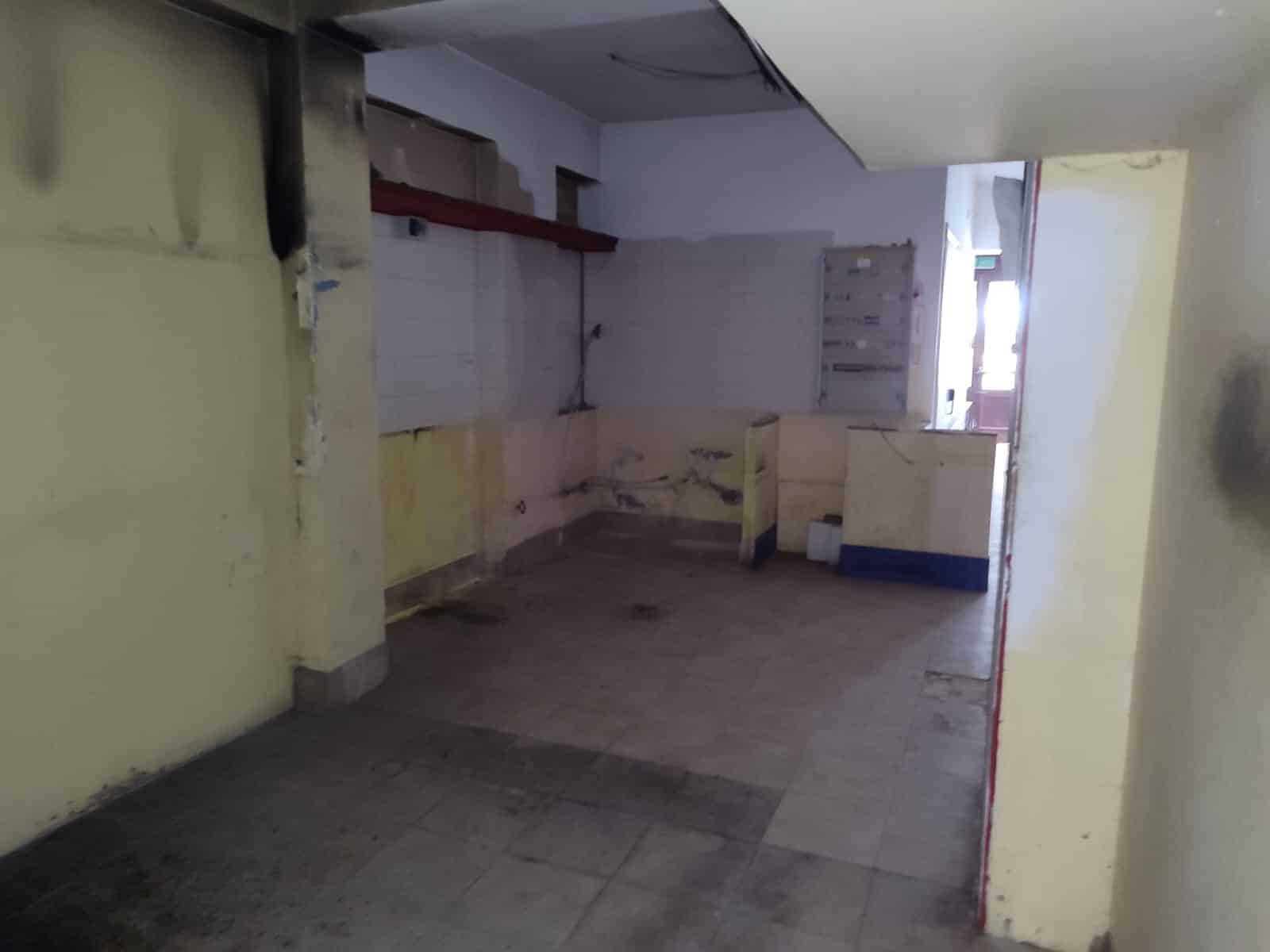 Interno cucina in ristrutturazione, pareti e mobili da rifare, ambiente abitativo da sistemare, lavori di ristrutturazione edilizia, immobile da rinnovare, NextCasa, mercato immobiliare.