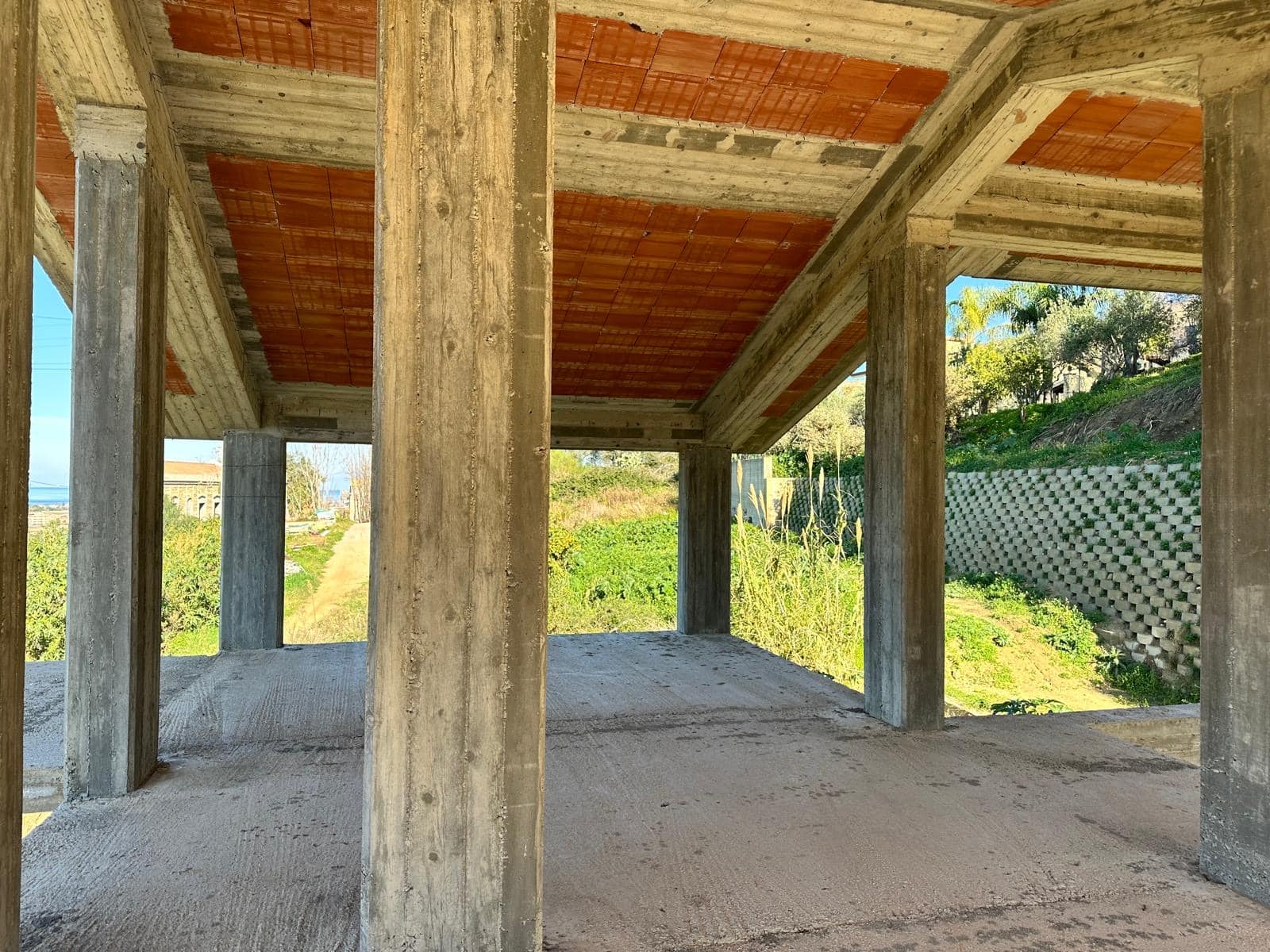 Vendita case in costruzione, struttura in cemento e mattoni, progetto residenziale su terreno con vista verde e panorama. Servizi di agenzia immobiliare NextCasa.