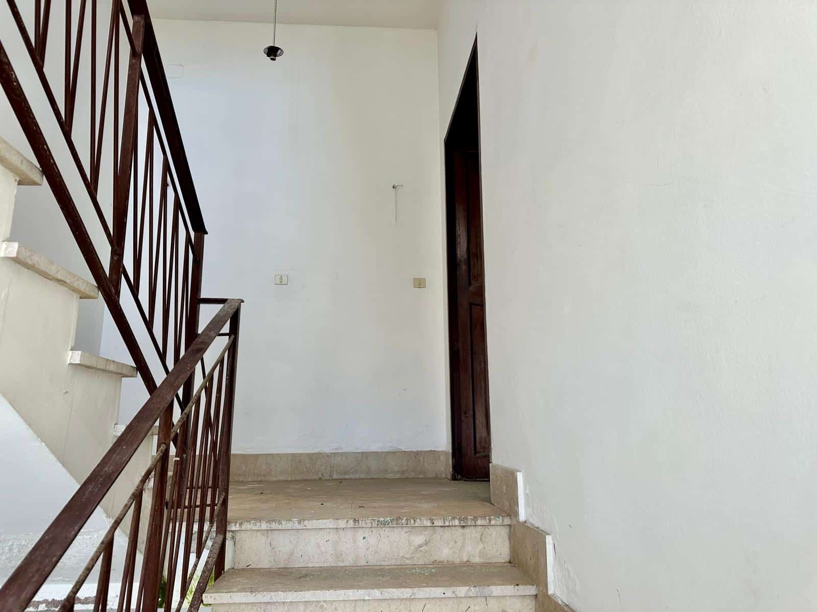 Scala interna in foto, spazi abitativi ristrutturati con finiture moderne, ideale per proprietà in vendita o affitto nel settore immobiliare.