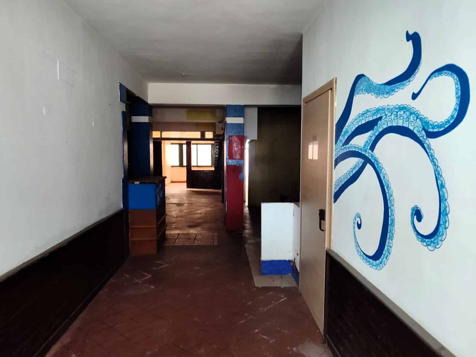 Spazi interni di un appartamento con pareti decorate e arredi in stile semplice, ambiente abitativo pratico e funzionale in centro città.