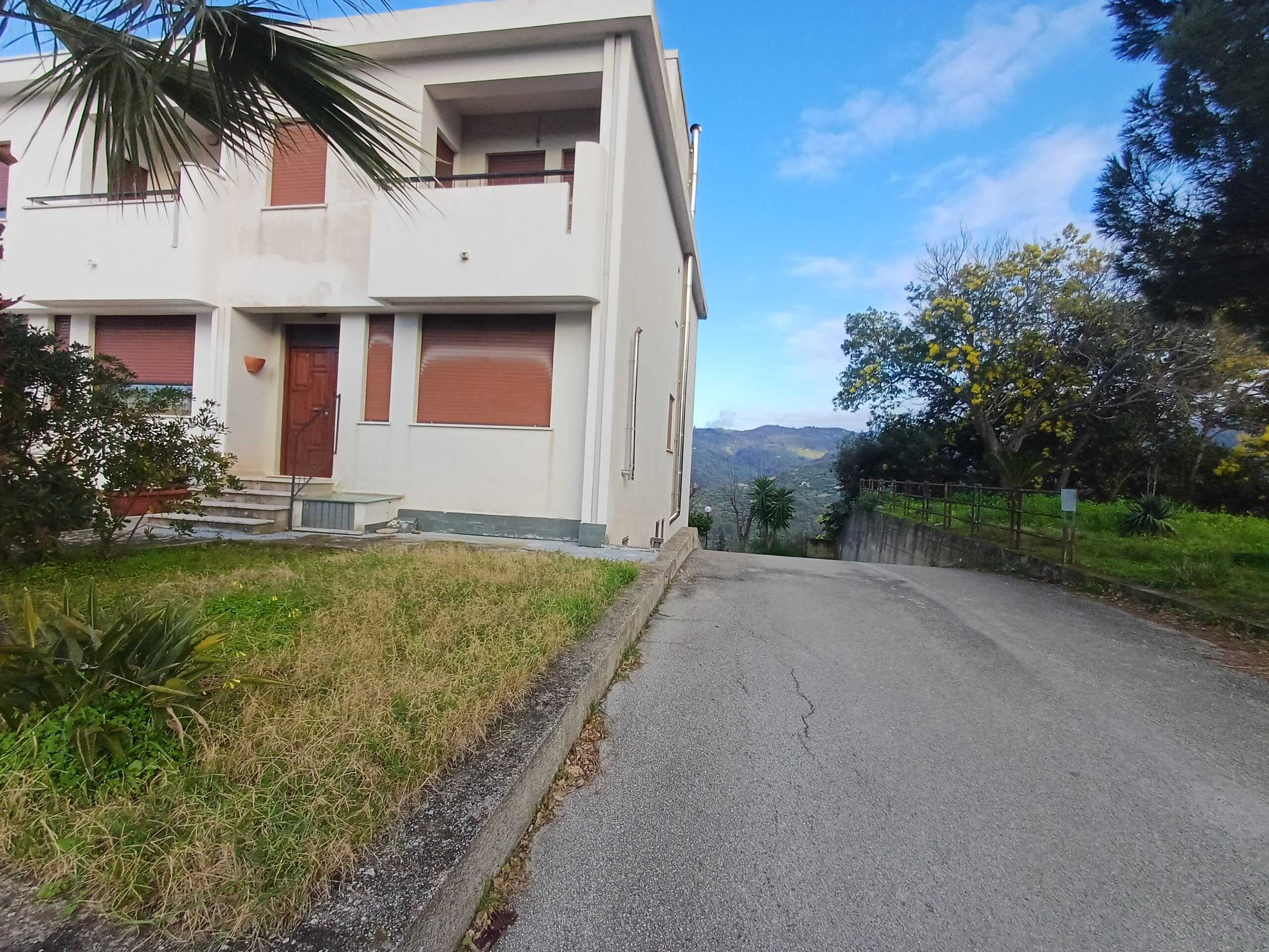 Moderno complesso residenziale con accesso indipendente e ambiente circondato da natura, ideale per chi cerca tranquillità e comfort, in posizione strategica vicino alle zone verdi e alle montagne.
