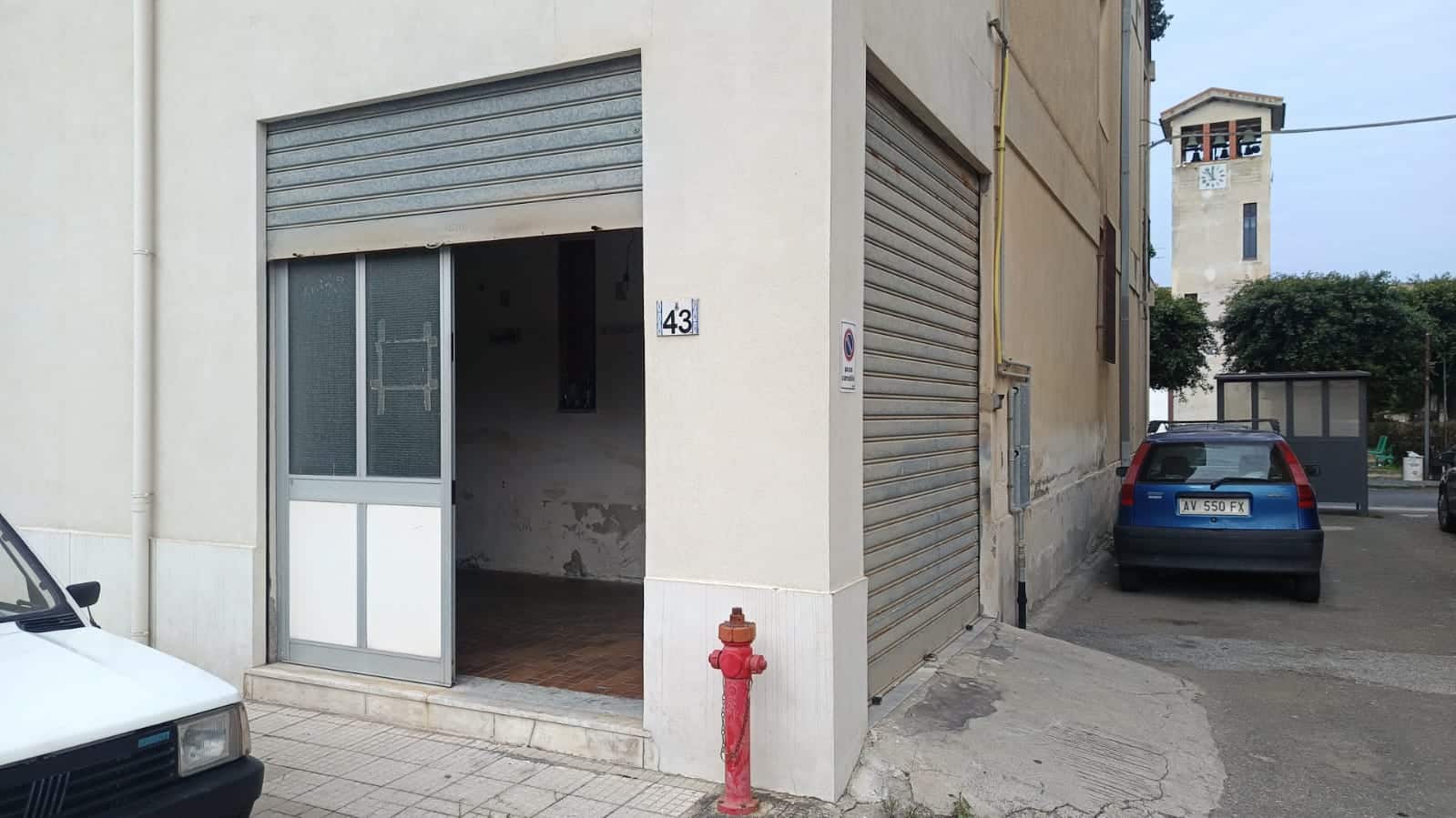 Prezzo immobiliare, garage e parcheggio nel centro città, strada principale, edificio commerciale, entrata con porta automatica, servizio di parcheggio, struttura urbana, spazio di deposito, zona residenziale, spazio di carico e scarico, immobile commerciale.