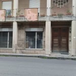 Vendita di negozio al piano terra in centro città, con vetrina grande e spazio interno, ottimo per attività commerciali. Facciata con dettagli architettonici storici e accesso diretto sulla strada principale.