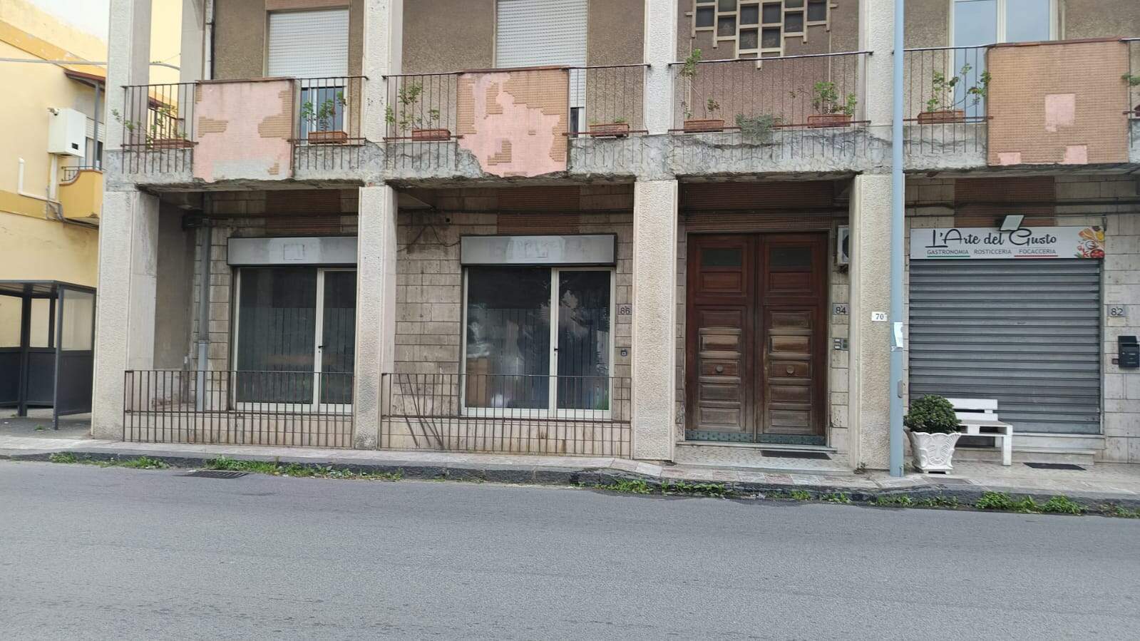 Vendita di negozio al piano terra in centro città, con vetrina grande e spazio interno, ottimo per attività commerciali. Facciata con dettagli architettonici storici e accesso diretto sulla strada principale.