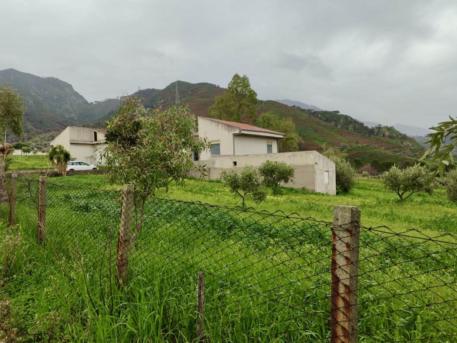 Casa moderna in ruralità con vista sulle montagne, ambienti luminosi, costruzione contemporanea, grande giardino, ambiente tranquillo, stile minimalista, energia sostenibile, design innovativo, spazio esterno, zona naturalistica, investimento immobiliare, privacy, architettura ecosostenibile, comfort abitativo, casa ecosostenibile, territorio incontaminato.