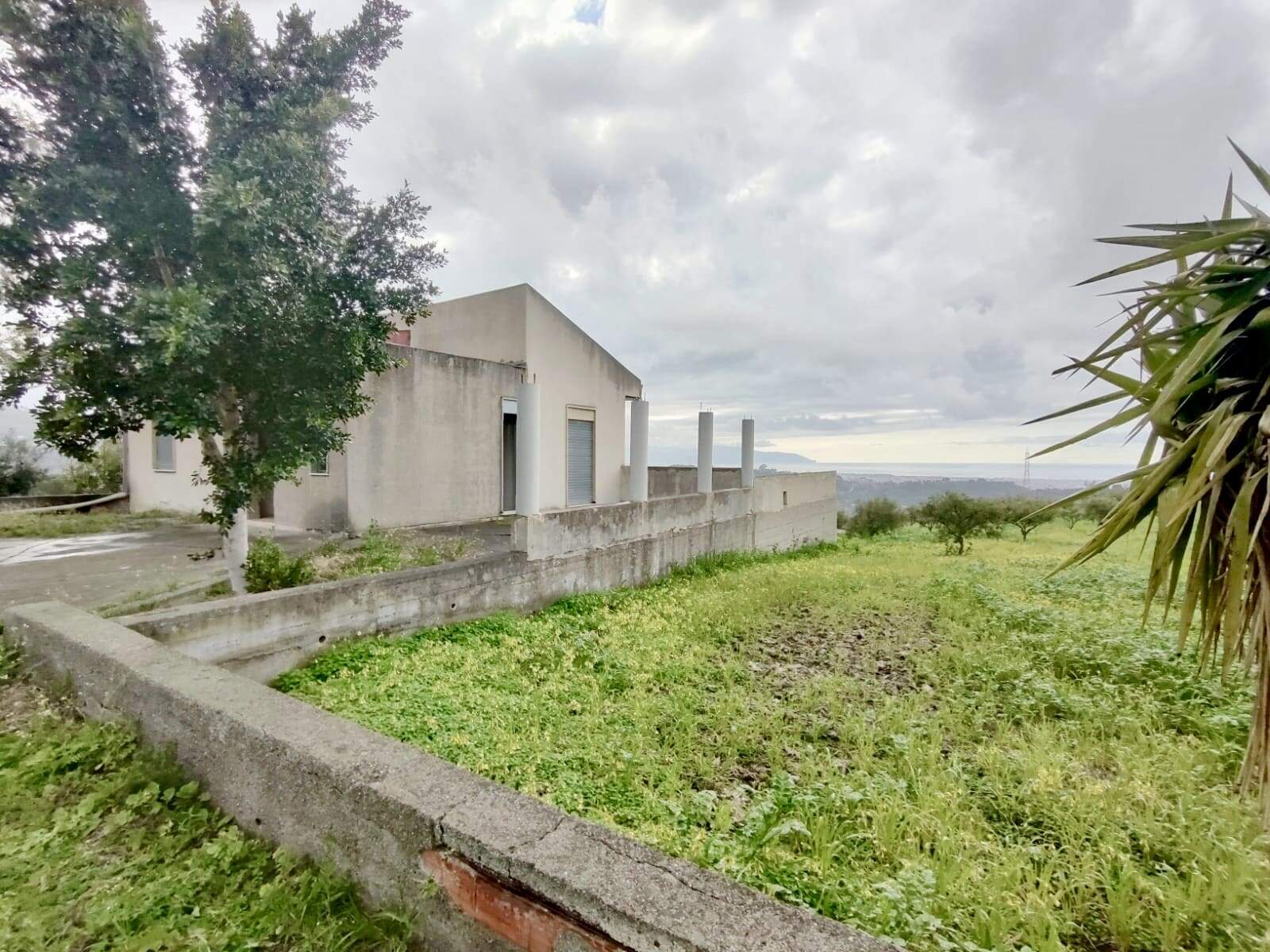 Casa indipendente con ampio giardino e vista panoramica, in zona rurale tranquilla, ideale per chi cerca privacy e natura. Struttura moderna con finiture essenziali, circondata da vegetazione e spazi verdi.