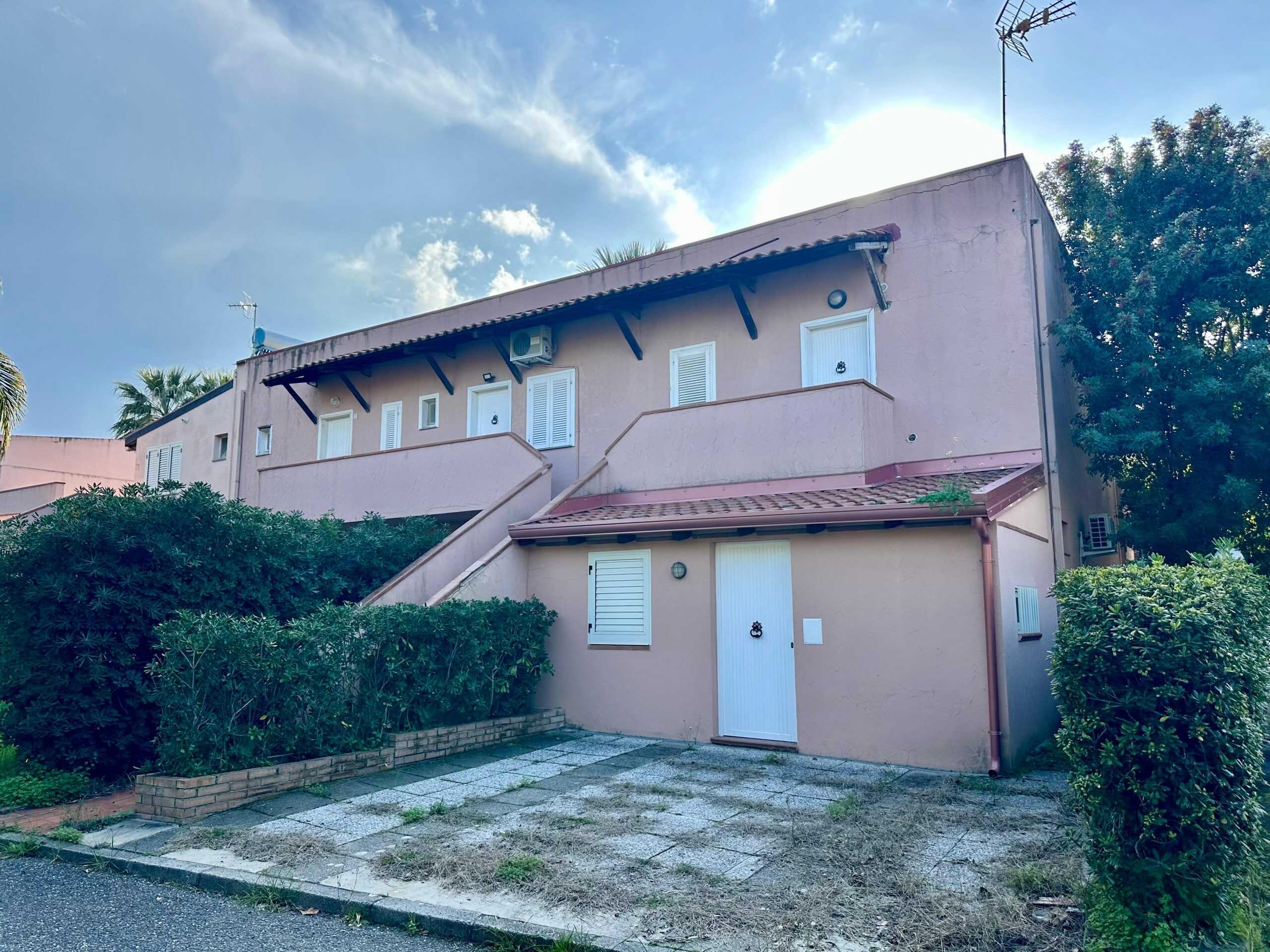 Villetta bifamiliare con balconi e giardino privato, in zona tranquilla e ben servita, ideale per famiglie che cercano comfort, privacy e uno stile di vita sereno. Perfetta per investimenti immobiliari o prima casa.