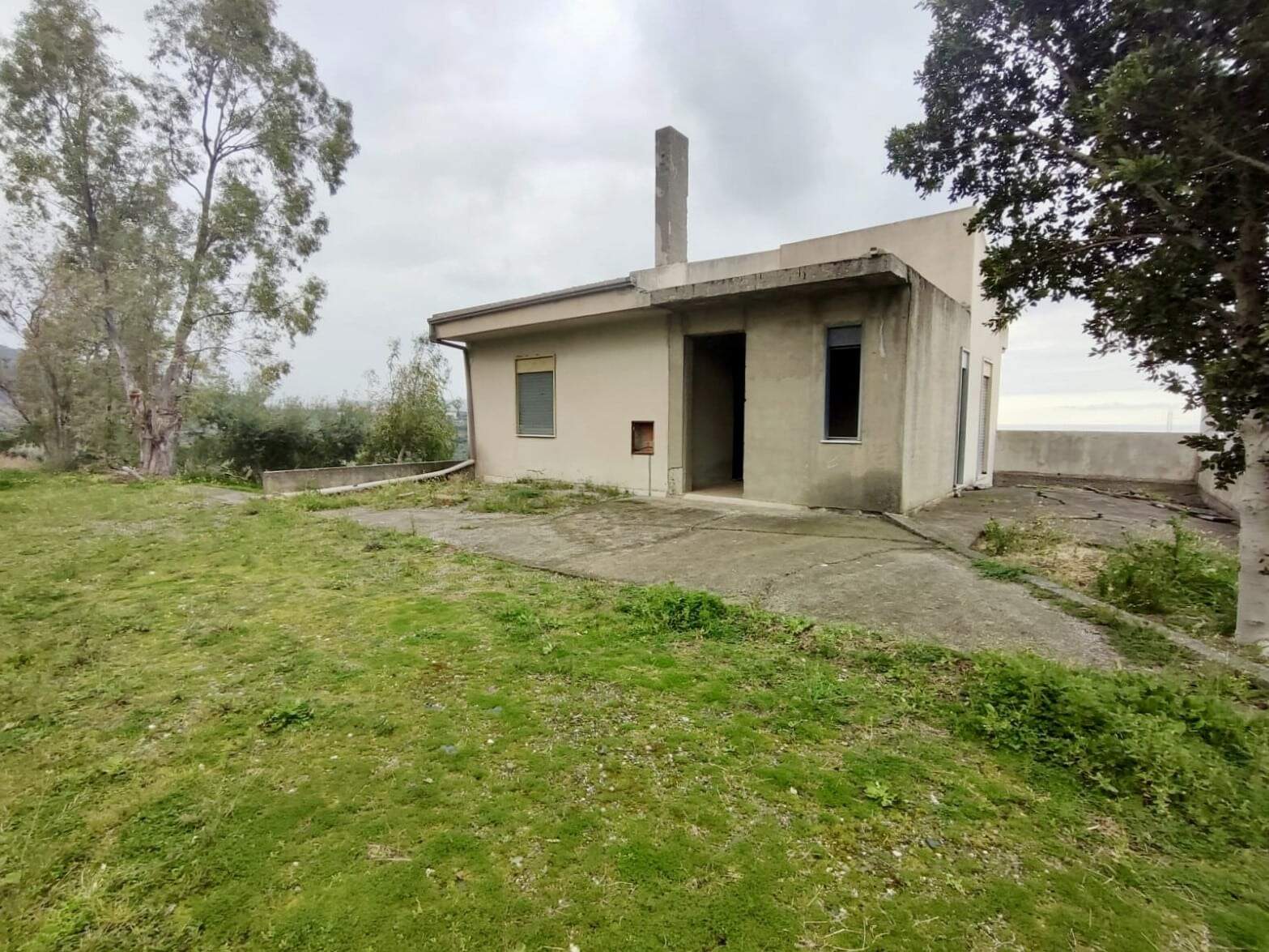 Casa indipendente in stato di ristrutturazione con ampio cortile e giardino, ideale per investimento immobiliare o residenza privata, in zona tranquilla e immersa nel verde.