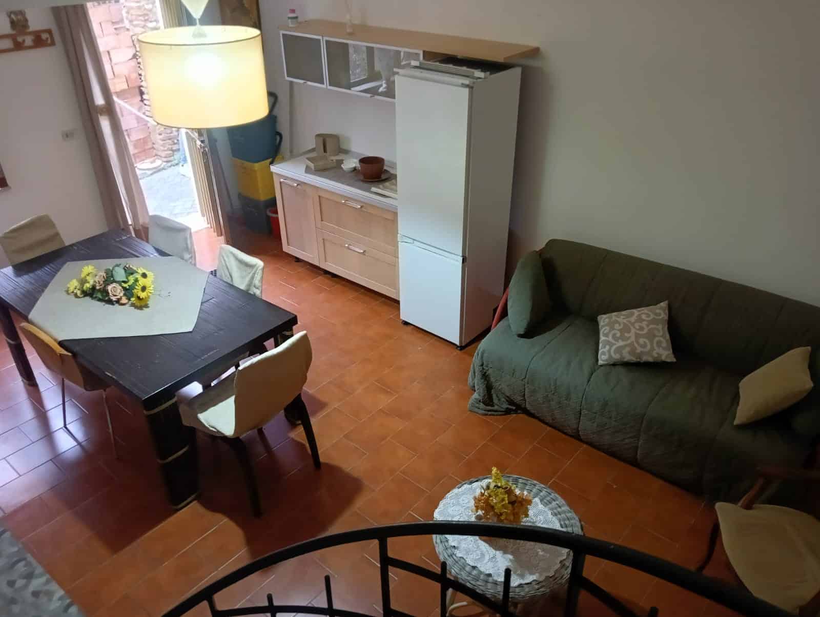 Ottima soluzione di arredo soggiorno con tavolo da pranzo, divano e cucina compatta, ideale per ambienti living accoglienti e funzionali. Perfetto per vivere momenti conviviali in casa.