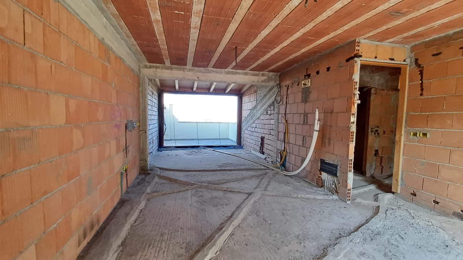 Icone di ristrutturazione edilizia, casa in costruzione, interni in fase di avanzamento, muri di mattoni, impianto elettrico ininstallato, lavori di costruzione, vista sulla terrazza, spazio abitativo in costruzione, NextCasa, Italia.