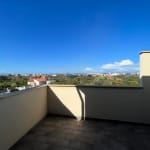 Vista panoramica dal balcone di una casa moderna vicino al mare, con un ampio cielo blu e consentendo di ammirare la tranquillità della zona residenziale. Ideale per vivere in un contesto di relax e comfort.