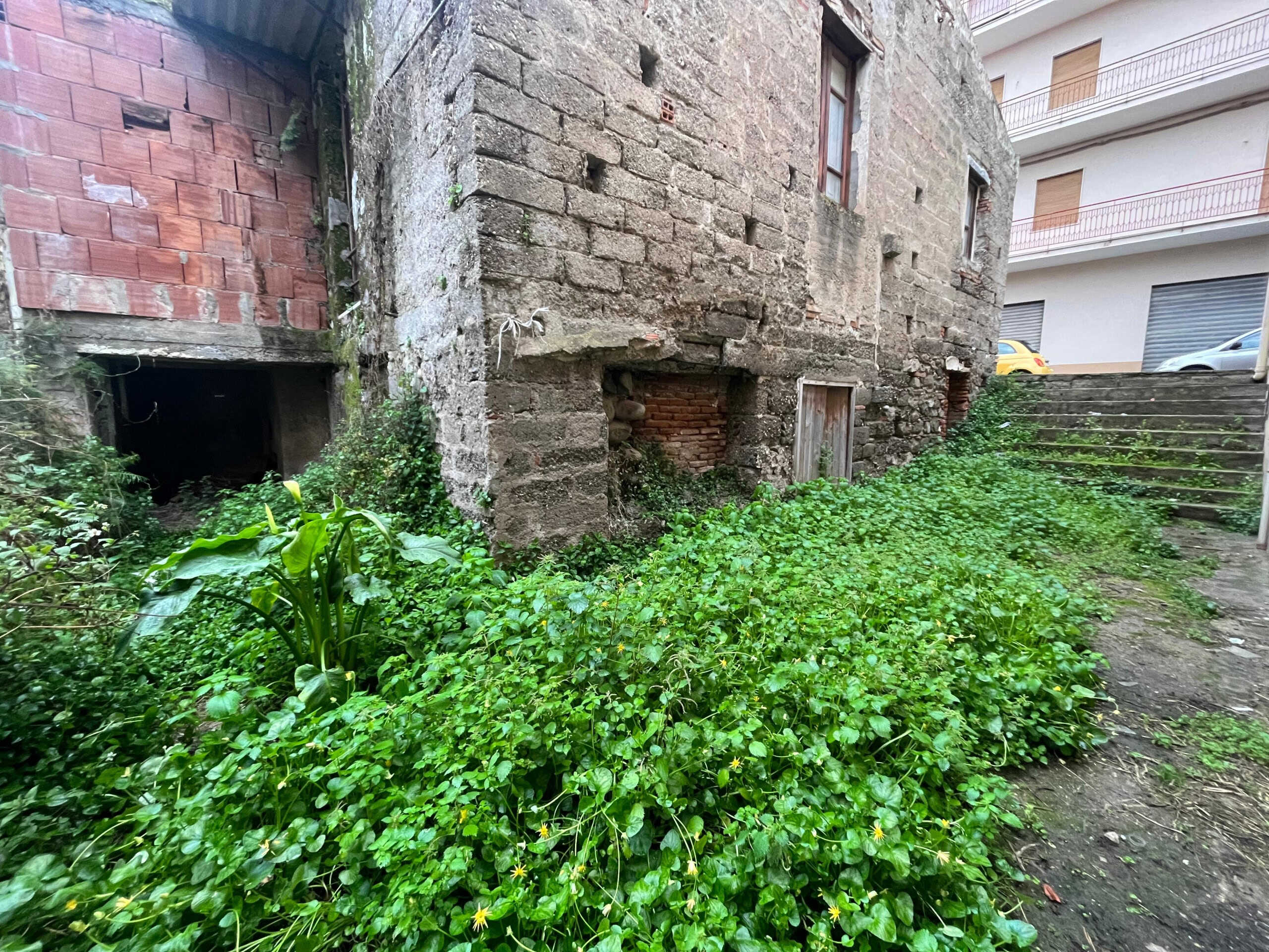 Vecchio stabile in pietra con giardino-abitabile, zona residenziale tranquilla, ideale per ristrutturazione e valorizzazione, vicino a servizi e infrastrutture, opportunità di investimento immobiliare.
