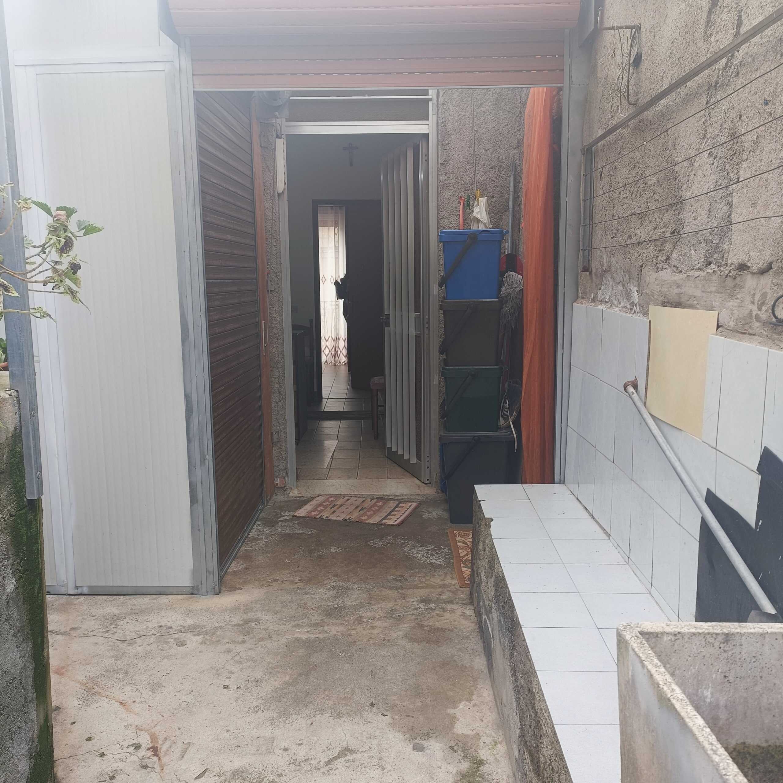 Portico esterno con pareti in pietra e ingresso in casa, area funzionale e spaziosa per l'ingresso e il deposito, ambiente ideale per ottimizzare spazio e praticità.