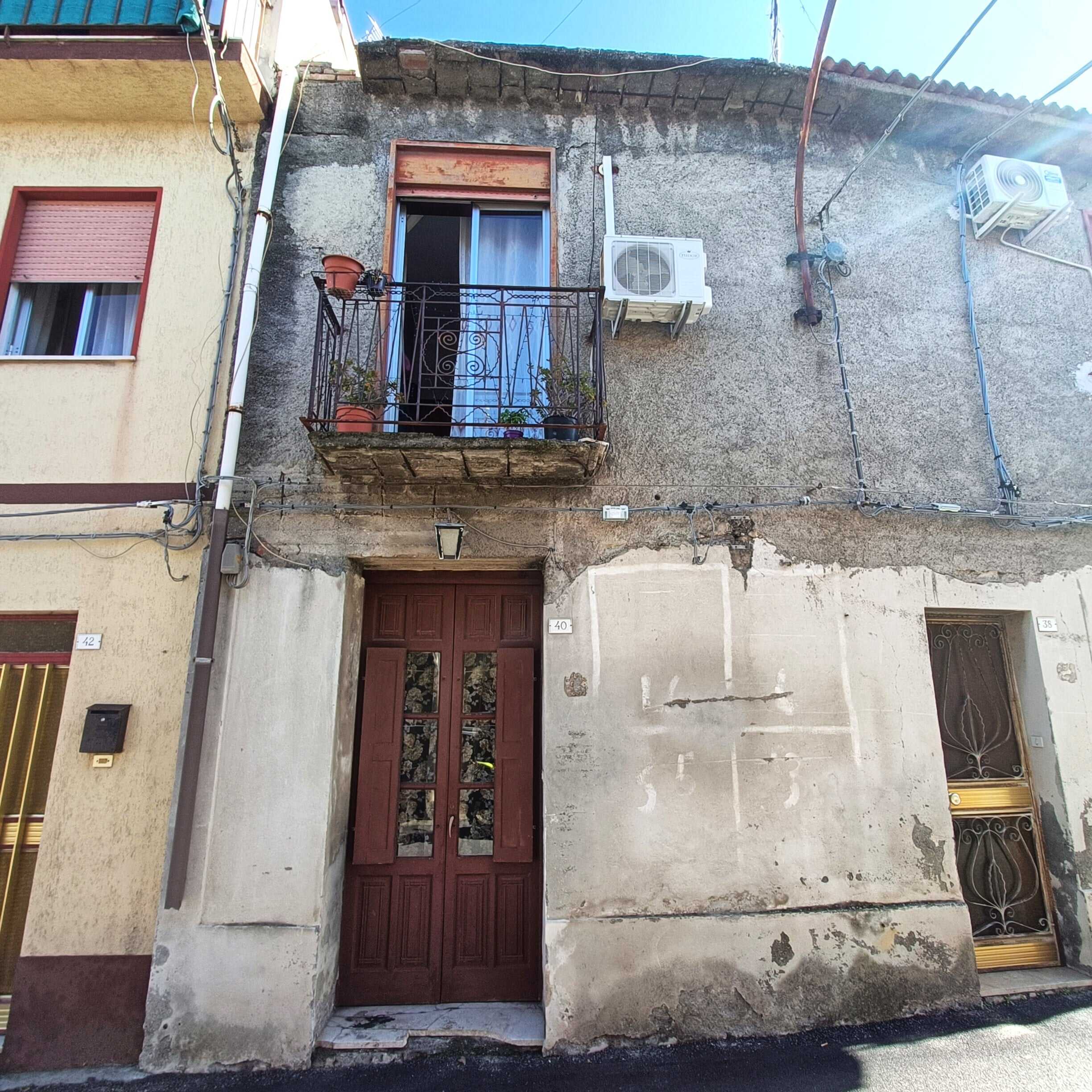 IMG20250204122444 Balcone con piante e portafinestra, facciata di un edificio storico, style rustico e urbanistico, immobile residenziale italiano, architettura tradizionale, NextCasa immobiliar.