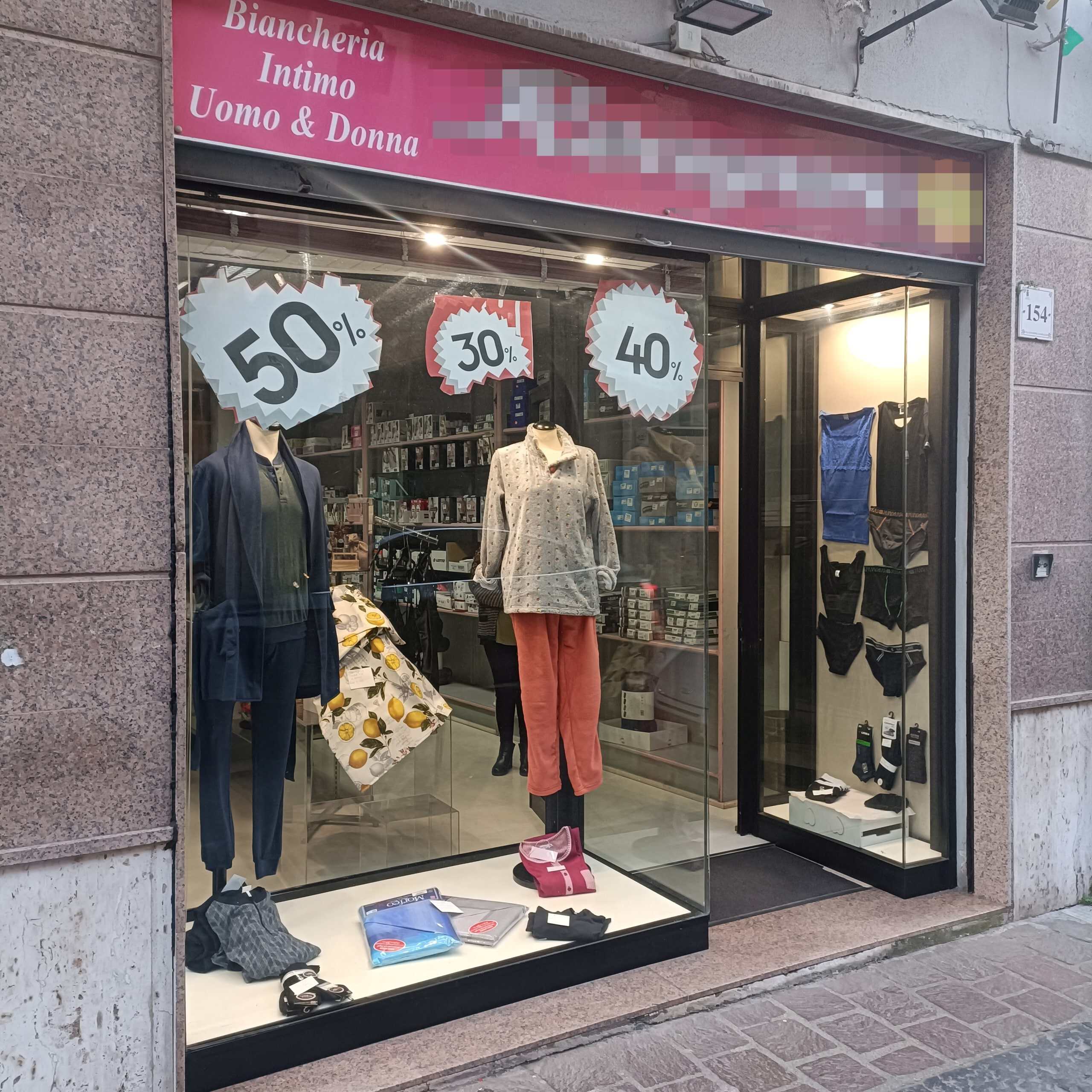 Abbigliamento intimo uomo e donna in sconto con promozioni fino al 50% presso negozio NextCasa, offrendo prodotti di qualità a prezzi scontati.