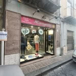 Vendita negozio abbigliamento uomo donna con sconti fino al 50% nel centro storico di città. Abbigliamento casual e intimo in offerta.