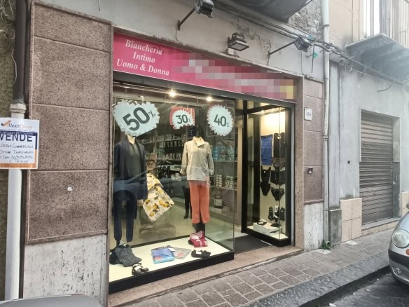 Vendita negozio abbigliamento uomo donna con sconti fino al 50% nel centro storico di città. Abbigliamento casual e intimo in offerta.