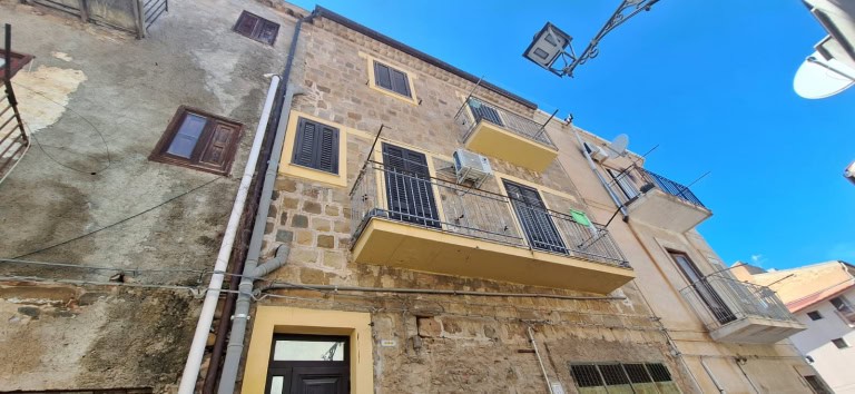 Appartamento su due piani in vendita in Via Ruota, Santo Stefano di Camastra, Me