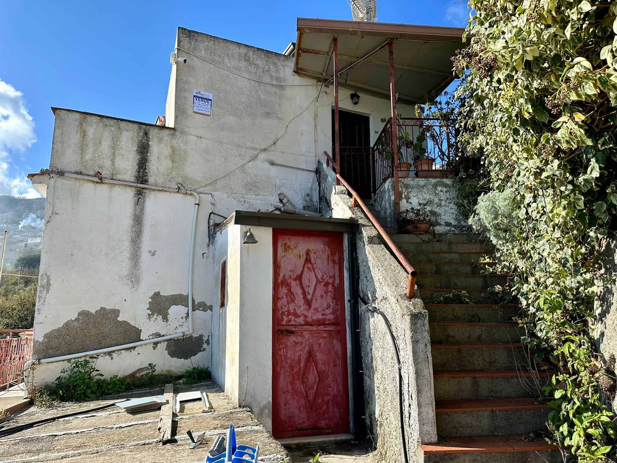 Vecchia casa in vendita con scala esterna e giardino, immobile da ristrutturare situato in zona panoramica, opportunità di investimento immobiliare, NextCasa.