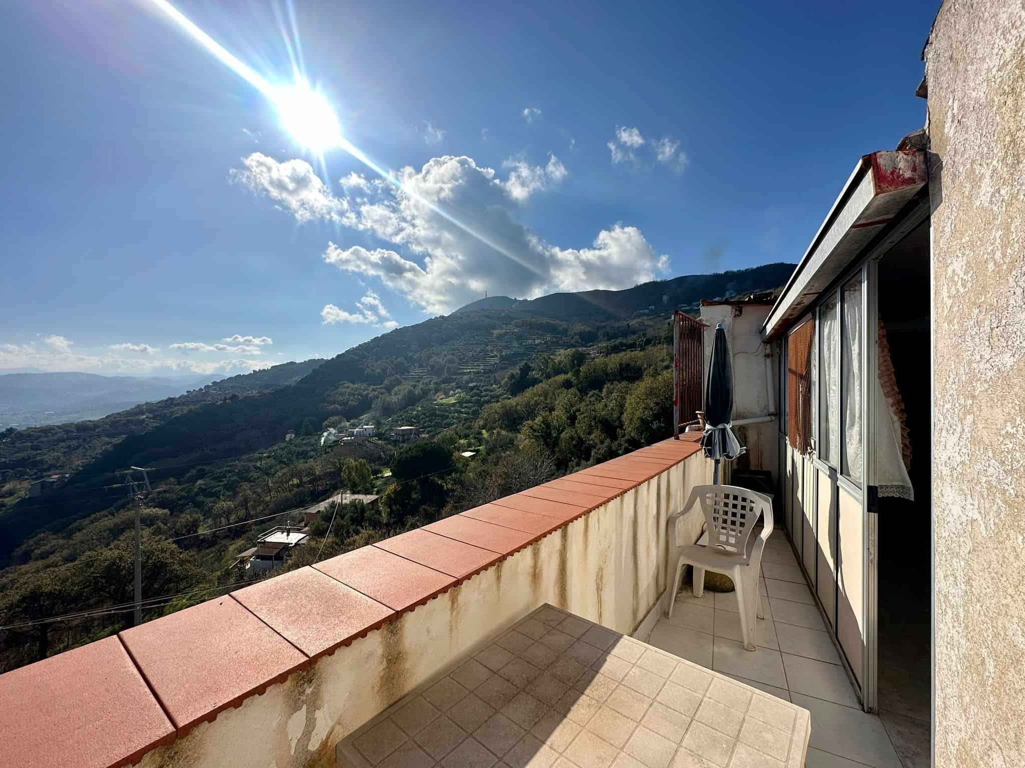 Balcone con vista sulle montagne e cielo sereno, ideale per relax e contemplazione della natura circostante.