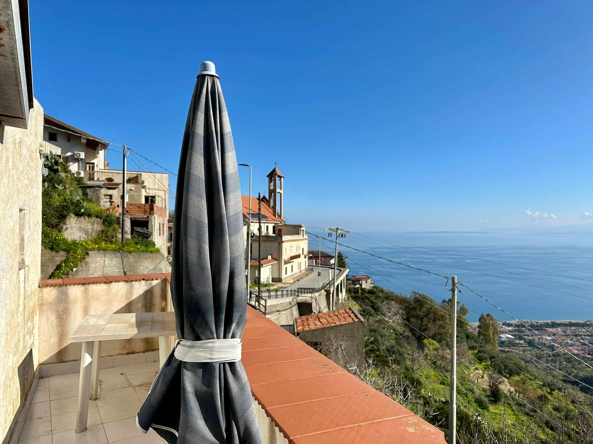 VISTA MARE DA BALCONE CON TETTUCCIO E PAESAGGIO COSTIERA, TETTO E ESCITTO DI VILLA PRIVATA, CASA VACANZE NEXTCASA, ORA E ANCHE INVERNALE, TERRAZZO PANORAMICO, SUL MARE, NELLA PIANURA, INCLUSE CASCATE E VIGNETI.