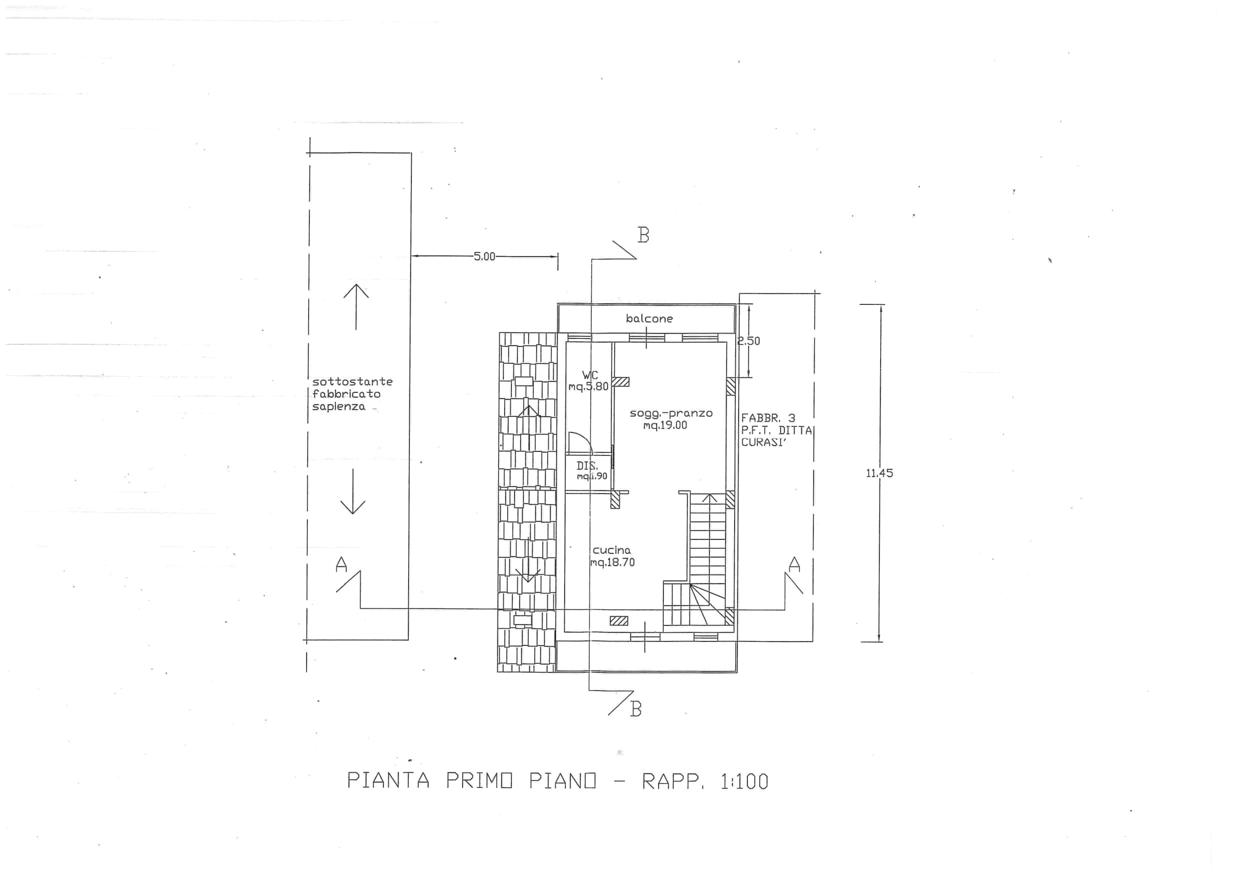 Pianta prima piano di appartamento con cucina, soggiorno-pranzo, bagno e balcone, dettagli architettonici con misure e disposizione degli spazi.