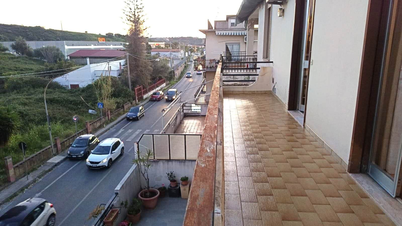 Balcone spazioso con vista sulla strada e sull'ambiente circostante, perfetto per relax e momenti all'aperto in zona residenziale.