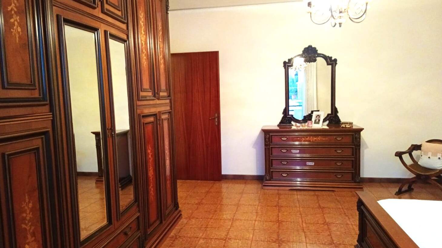 Armadio antico in legno massello con specchi, spaziosa camera da letto in stile classico, arredamento in legno pregiato, soluzione elegante e funzionale, NextCasa.