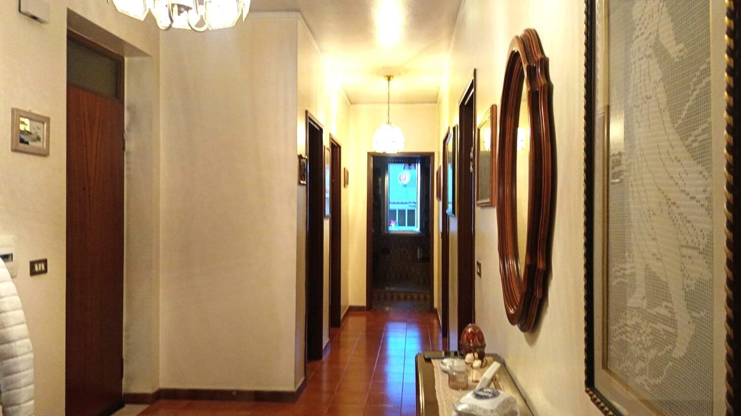 Lampada da tavolo in soggiorno, decorazioni d'epoca, interni classici, ingresso di casa, arredamento elegante.