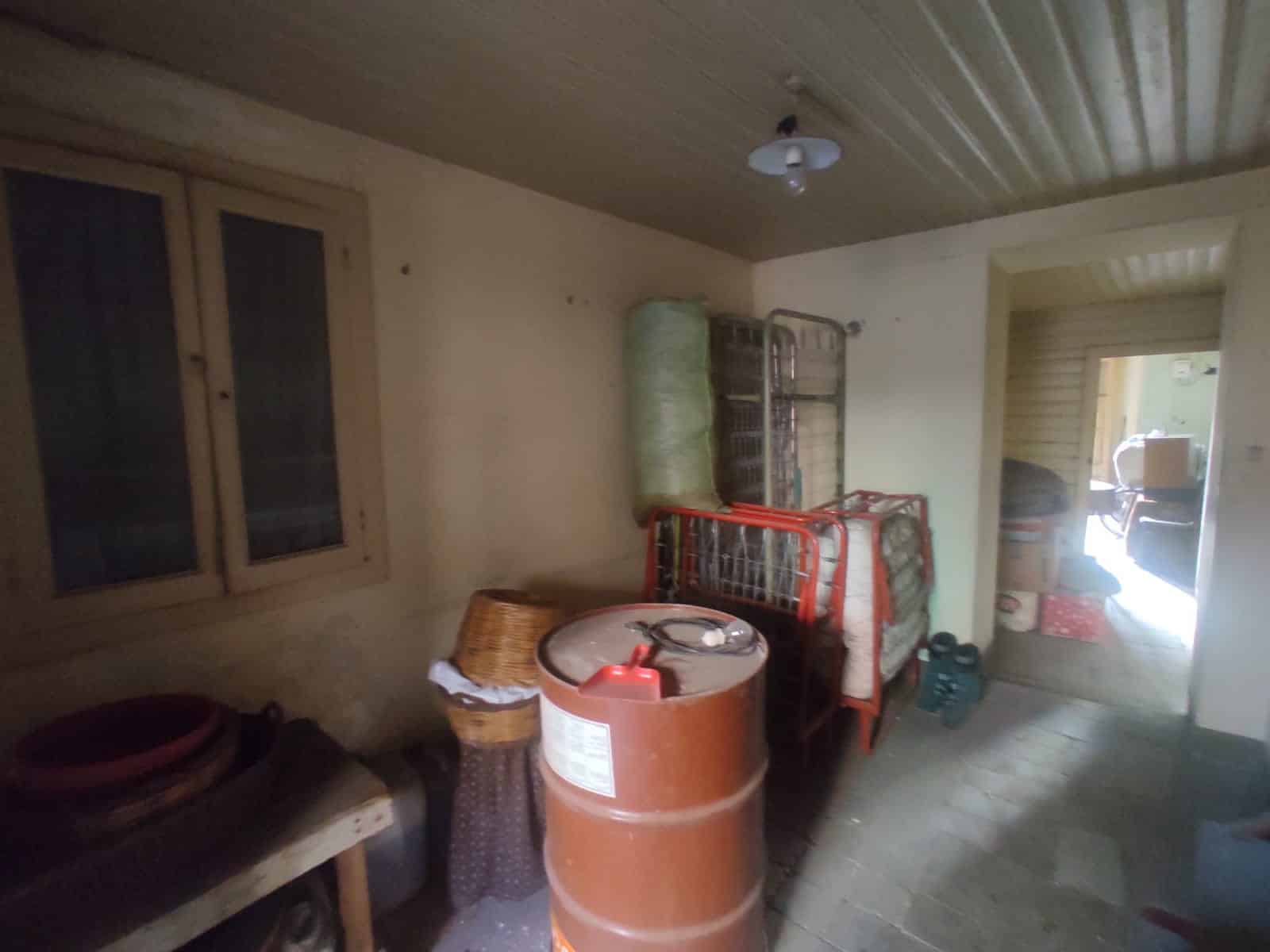 Deposito o locale di magazzino con attrezzature e materiali vari in una casa o proprietà immobiliare.