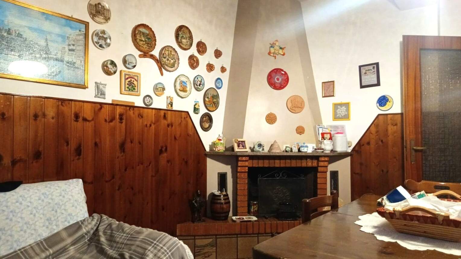 Piastre decorative in ceramica e quadri alle pareti in stile classico.