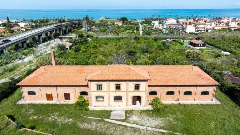 Villa in stile rustico con mattoni a vista, vista sulla natura e sulla spiaggia, ottima scelta per case di charme e residenze di charme vicino al mare, design autentico e ambiente tranquillo.