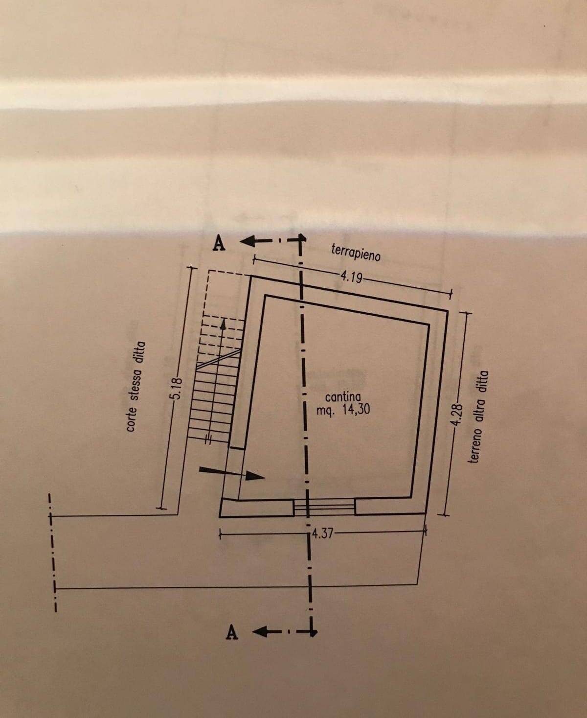 Ampio piano interrato con cantina di circa 14,30 mq, planimetria dettagliata con dimensioni, scala di accesso e spazi esterni, ideale per investimento immobiliare o ristrutturazione.