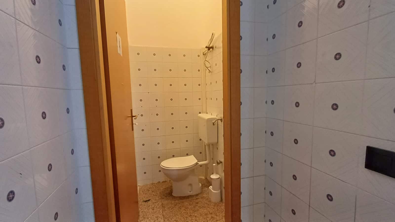 Bagno con WC e piastrelle decorative, ideale per immobili residenziali, affitti e ristrutturazioni. Perfetto per annunci immobiliari, case in vendita e proprietà da riqualificare a NextCasa.