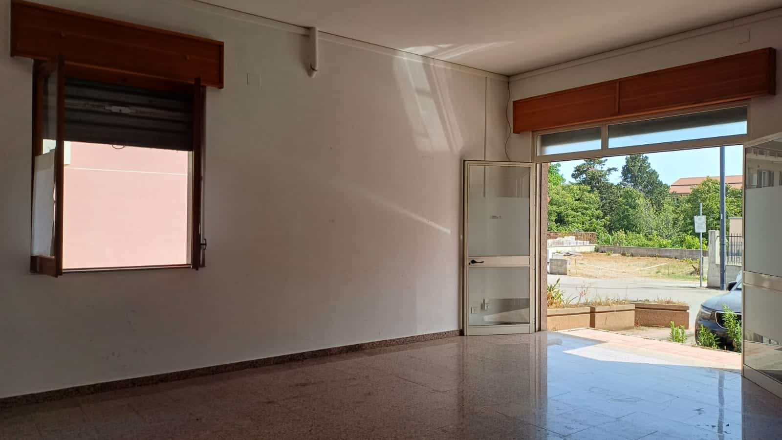 Finestra con apertura a battente e vista sul giardino, luce naturale nell'immobile NextCasa, ideale per spazi residenziali luminosi e accoglienti.