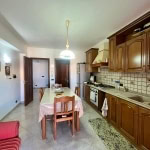 Cucina classica con mobili in legno e piano in marmo, sala da pranzo con tavolo e sedie in abbinamento, arredamento funzionale e accogliente, dettagli di stile italiano, ambienti luminosi e organizzati, casa NextCasa in vendita o affitto.