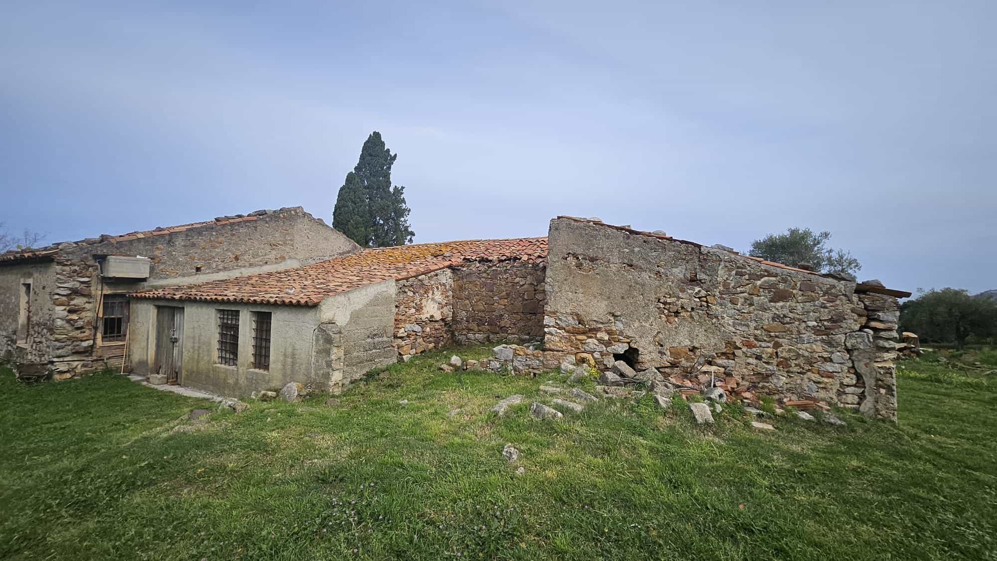 Rustico in pietra con tetto in tegole in un contesto rurale, perfetto per progetti di ristrutturazione e investimento immobiliare. Ideale per chi cerca un'opportunità di ristrutturare un’antica casa di campagna.