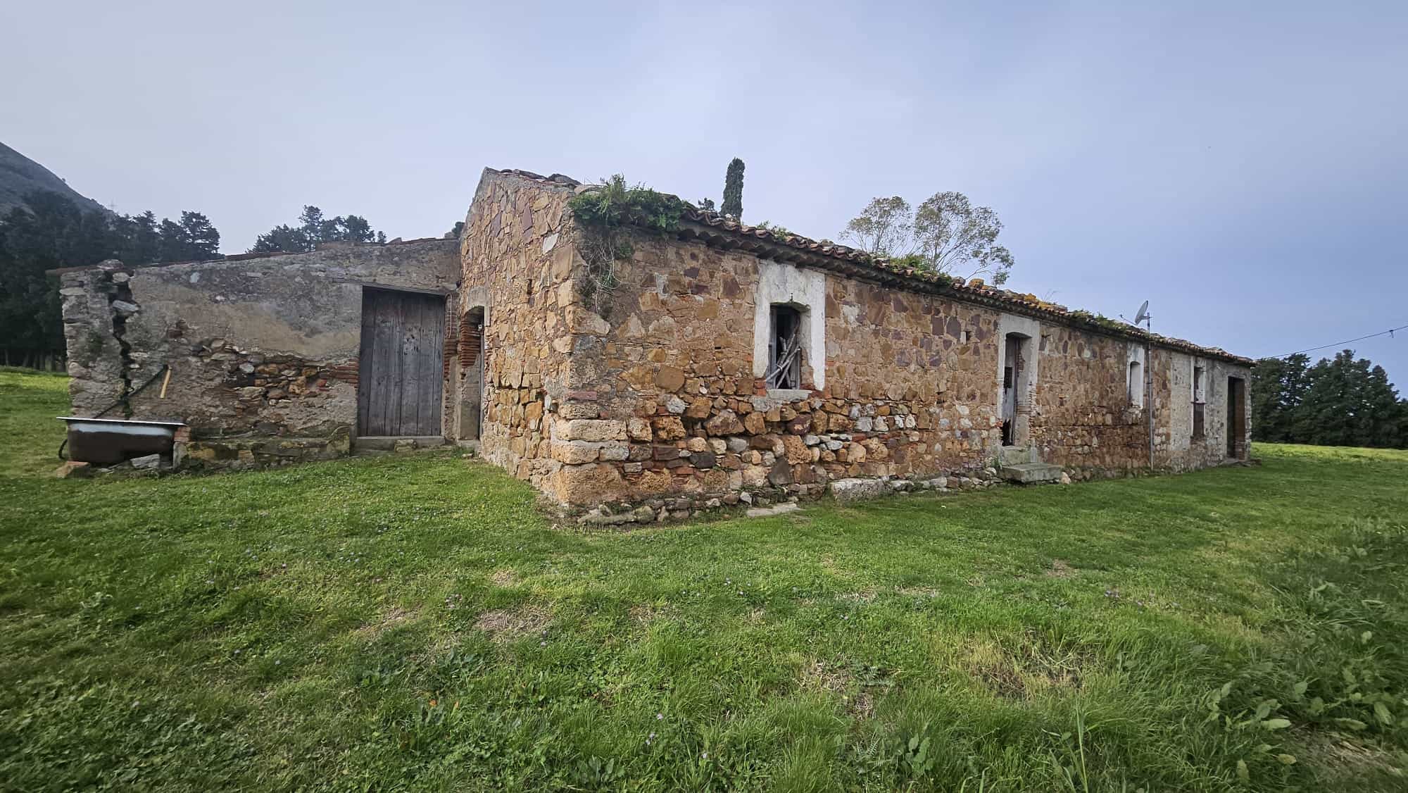 Vecchia casa in pietra ristrutturata, immersione nel verde della campagna toscana, perfetta per investimento e rinnovamento abitativo, situata in zona tranquilla e panoramica.