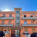 Villetta residenziale moderna con balconi e aria condizionata, garage e spazi comuni ben organizzati, in quartiere tranquillo vicino a servizi essenziali, ideale per famiglie e investitori immobiliari.