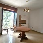 Antico appartamento con soggiorno luminoso, accesso a balcone panoramico, arredi funzionali, ideale per investimento o prima casa. Situato in zona tranquilla vicino a servizi e trasporti.